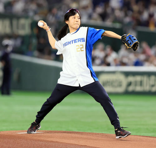 2022年4月28日、日本ハム対オリックス　始球式で投げる高木美帆（撮影・浅見桂子）
