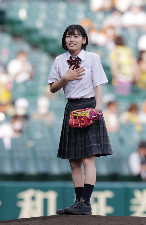 阪神対巨人　ファーストピッチセレモニーに臨む池田朱那（撮影・前田充）