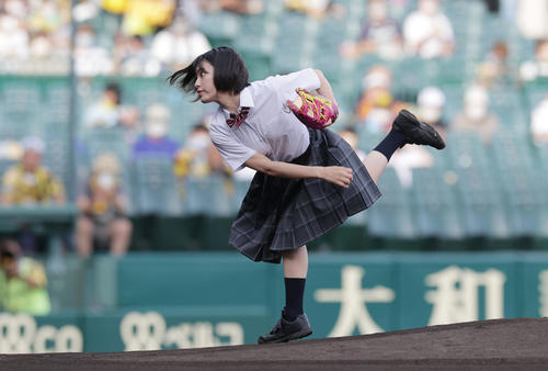 阪神対巨人　ファーストピッチセレモニーで投球する池田朱那（撮影・前田充）