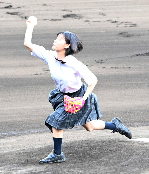 阪神対巨人　ファーストピッチセレモニーで投球するドラマ「ふたりの背番号4」主演の池田朱那（撮影・前岡正明）