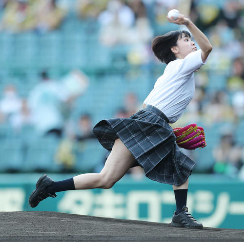 阪神対巨人　試合前、ファーストピッチセレモニーに臨む、高校野球ショートドラマ「ふたりの背番号4」主演の池田朱那（撮影・河田真司）