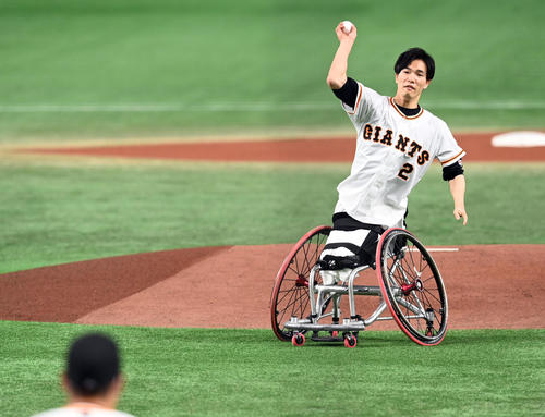 巨人対広島　始球式を務めた東京パラリンピック男子車いすバスケット銀メダリストの鳥海連志（撮影・たえ見朱実）