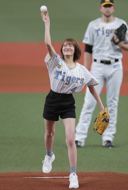 阪神対中日　始球式で投球するNMB48の小嶋花梨（撮影・前田充）
