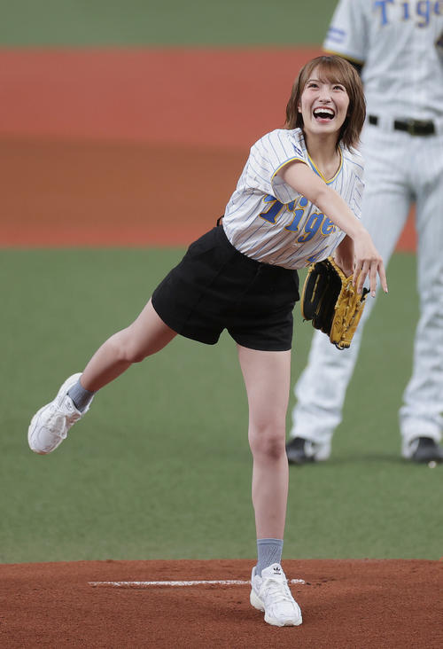 阪神対中日　始球式で投球するNMB48の小嶋花梨（撮影・前田充）