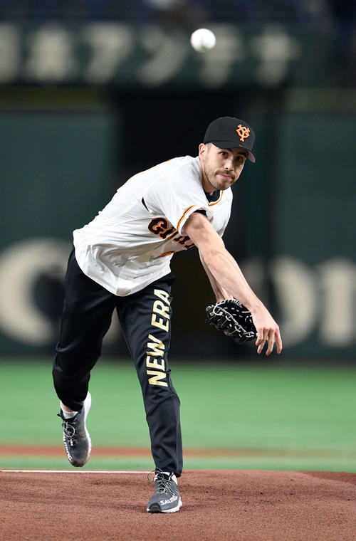 巨人対阪神　始球式を務めた男子ハンドボール元日本代表の土井レミイ杏利（撮影・たえ見朱実）