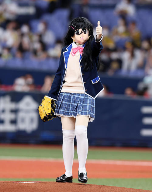 阪神対DeNA　ファーストピッチを行う謎ノ美兎（撮影・加藤哉）
