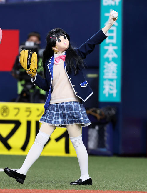 阪神対DeNA　ファーストピッチを行う謎ノ美兎（撮影・加藤哉）
