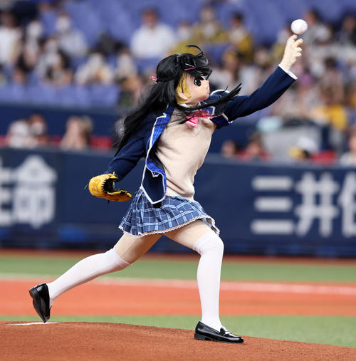 阪神対DeNA　ファーストピッチを行う謎ノ美兎（撮影・加藤哉）