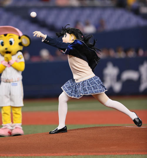 阪神対DeNA　ファーストピッチを行う謎ノ美兎（撮影・上山淳一）