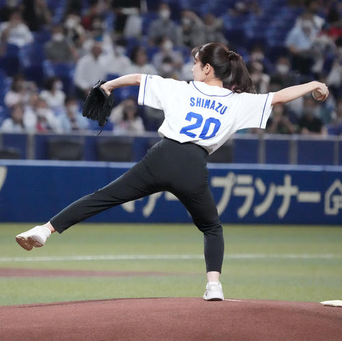 中日対ヤクルト　始球式を行ったメ～テレアナウンサーの島津咲苗（撮影・森本幸一）