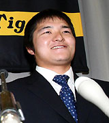 契約更改交渉後の会見を行った久保田（撮影・加藤哉）