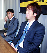 代理人の橋岡宏成氏(左)と会見で笑顔を見せる藤川(撮影・河南真一)