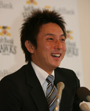 契約更改を終えた川崎は笑顔で会見の席に着く（撮影・梅根麻紀）