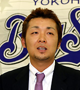 契約更改を終えて、来季への抱負を語る横浜木塚（撮影・神戸崇利）