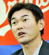 更改を保留し、記者会見する中日の岩瀬(共同)