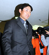 契約更改交渉で球団事務所に入る川上(撮影・清水貴仁)