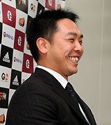 契約を更改した阿部は笑顔で会見(撮影・小沢裕)