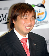 契約更改した里崎（撮影・柴田隆二）