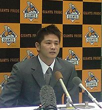 契約更改を終え会見する巨人谷