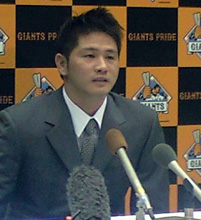 契約更改を終え会見する巨人の谷（撮影・小松正明）