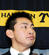 契約更改を終え、引き締まった表情で会見する阪神桜井（撮影・河南真一）
