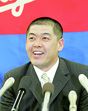 契約更改を終え、笑顔で記者会見する中日・中村紀内野手（共同）