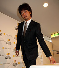 2000万円ダウンで契約更改したソフトＢ新垣は言葉少なに会見を終えて席を立つ（撮影・進尚幸）