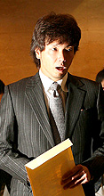 ２０００万円ダウンで契約更改した新垣は会見を終えて引き揚げる（撮影・進尚幸）