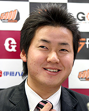 契約更改を終え笑顔を見せる金刃（撮影・鹿野芳博）