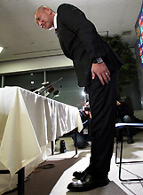 契約を更改した清原は会見後一礼する（撮影・田崎高広）