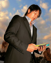涌井は厳しい表情を浮かべ携帯電話を手にする（撮影・下田雄一）