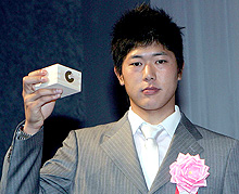 最優秀JCB・MEP賞を受賞した巨人内海はパーティーで乾杯(撮影・中村誠慈)