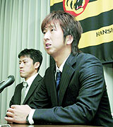 契約更改交渉で米大リーグ行きを希望し、記者会見する阪神藤川（共同）