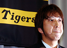 契約更改交渉後、会見でメジャー挑戦熱望を語った藤川(撮影・河南真一)