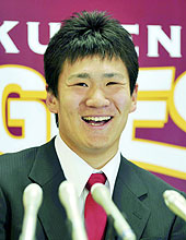 契約更改を終え、笑顔で記者会見する楽天の田中(共同)