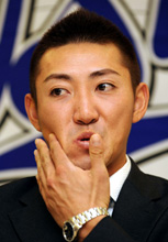 500万円減でサインを終え会見する内川（撮影・山崎哲司）