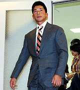 契約更改をすませ、すっきりとした表情で引き揚げる矢野（撮影・河南真一）