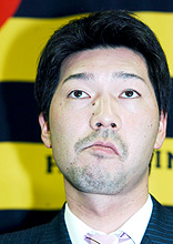 ようやく契約更改をすませた橋本は記者の質問に答える（撮影・河南真一）
