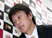 二岡は契約更改交渉が終わると、険しい表情で引き揚げる（撮影・鹿野芳博）