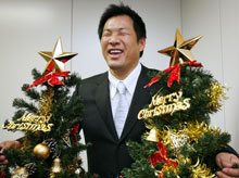 クリスマスツリーの前で満面の笑みを見せた楽天の山崎武（撮影・中島郁夫）