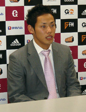 交渉を終え満足げな表情で会見する巨人矢野（撮影・広瀬雷太）
