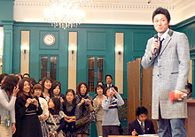 女性ファンの声援を受ける横浜相川（撮影・古川真弥）