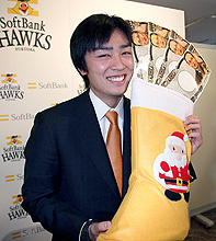 2億2000万円で更改しグッズを手に笑顔の和田(撮影・進尚幸)