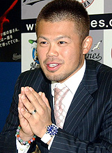 ロッテの今江は、両手を合わせて懇願? する(撮影・松本俊)