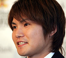 契約更改を終えた杉内はスッキリした表情で会見を行う（撮影・藤尾明華）