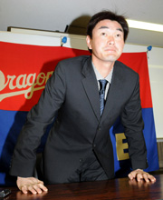 保留した岩瀬は記者会見を終え立ち上がる（撮影・清水貴仁）
