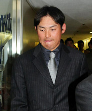 保留し厳しい表情の川上（撮影・清水貴仁）