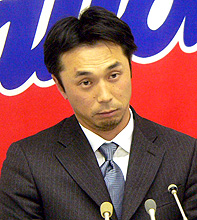 更改交渉、社長面談を終えた宮本は会見でも危機感をにじませた（撮影・柴田猛夫）