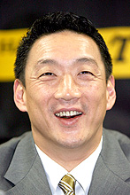 契約更改交渉に臨み会見で笑顔を見せる金本（撮影・山岸満）