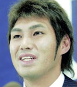 契約更改後に記者会見する広島の栗原健太内野手(共同)